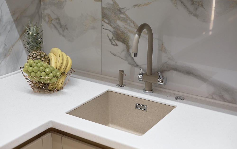 Нежная кухня с продуманным хранением