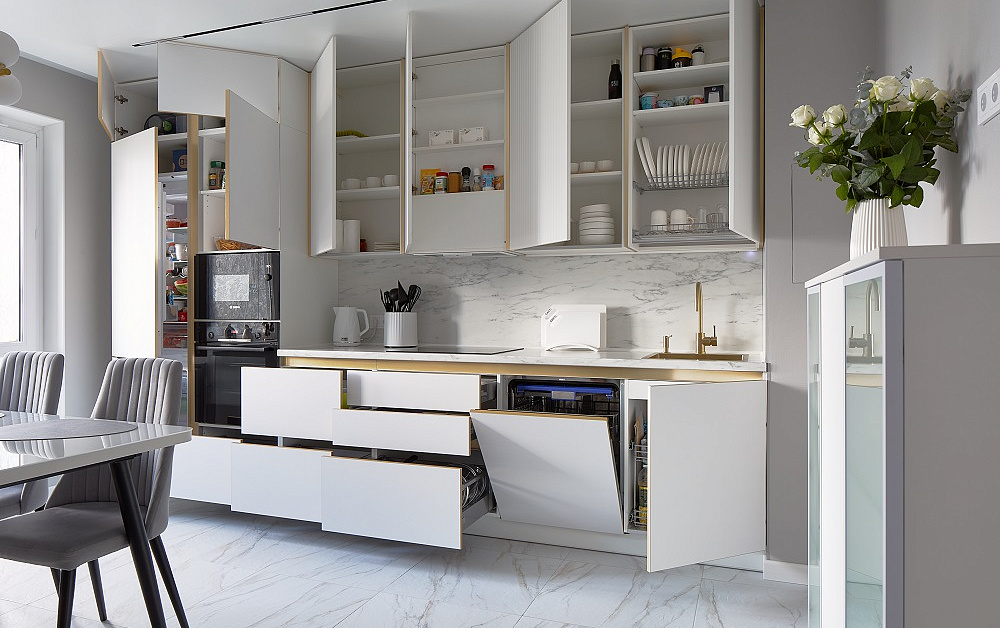 Белоснежная кухня с золотой фурнитурой