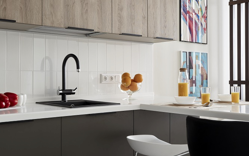 Большая П-образная графитово-белая кухня