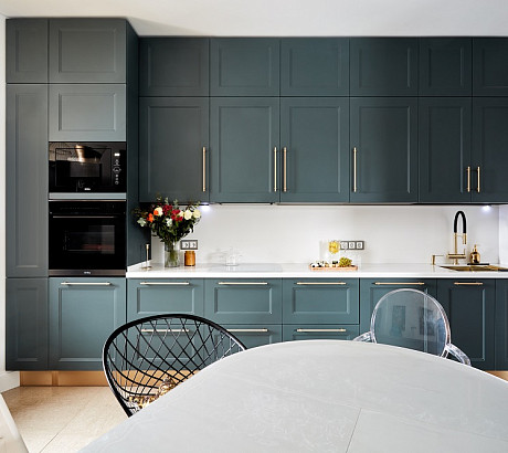 Кухня в английском стиле под потолок