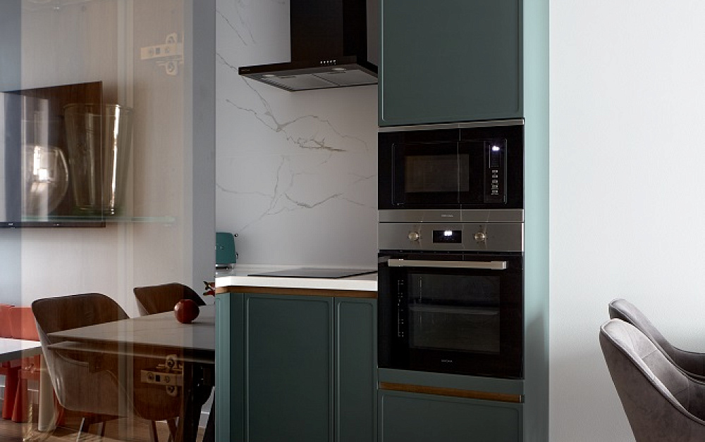 Умная кухня с интегрированным винным стеллажом