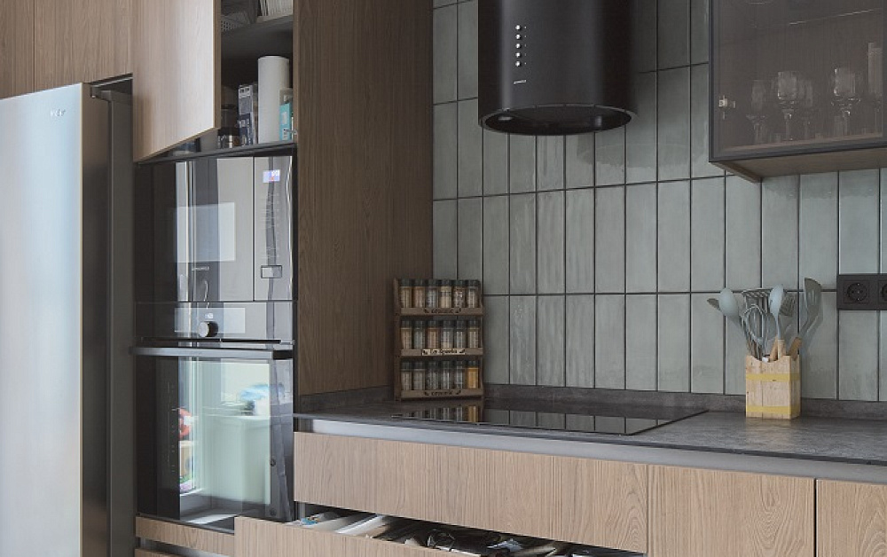 Шелфейно-древесная кухня с открытым хранением