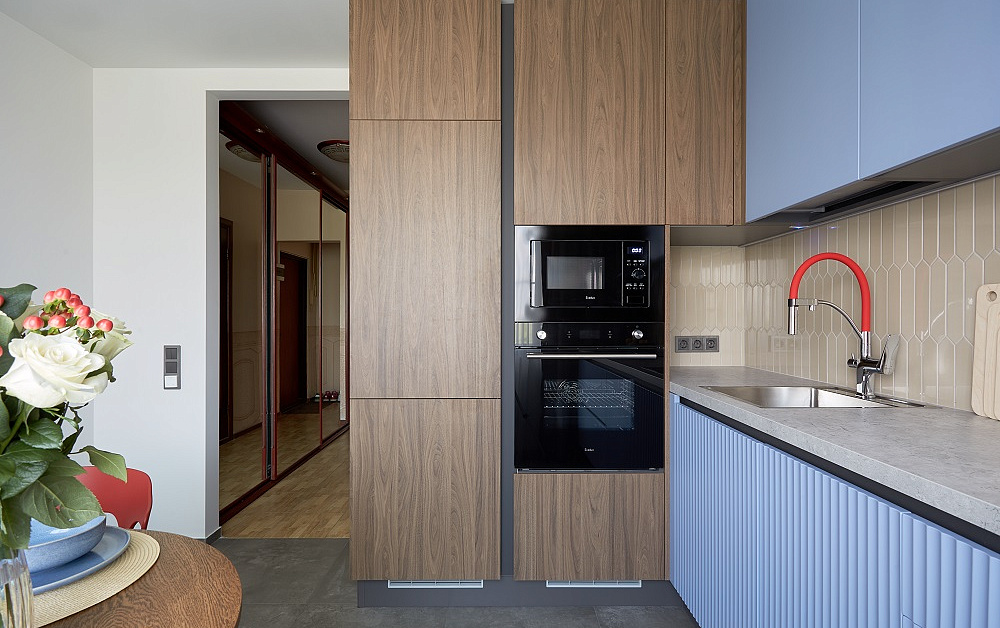 Природная кухня с вертикальной фрезеровской на фасадах