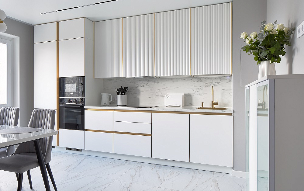 Белоснежная кухня с золотой фурнитурой