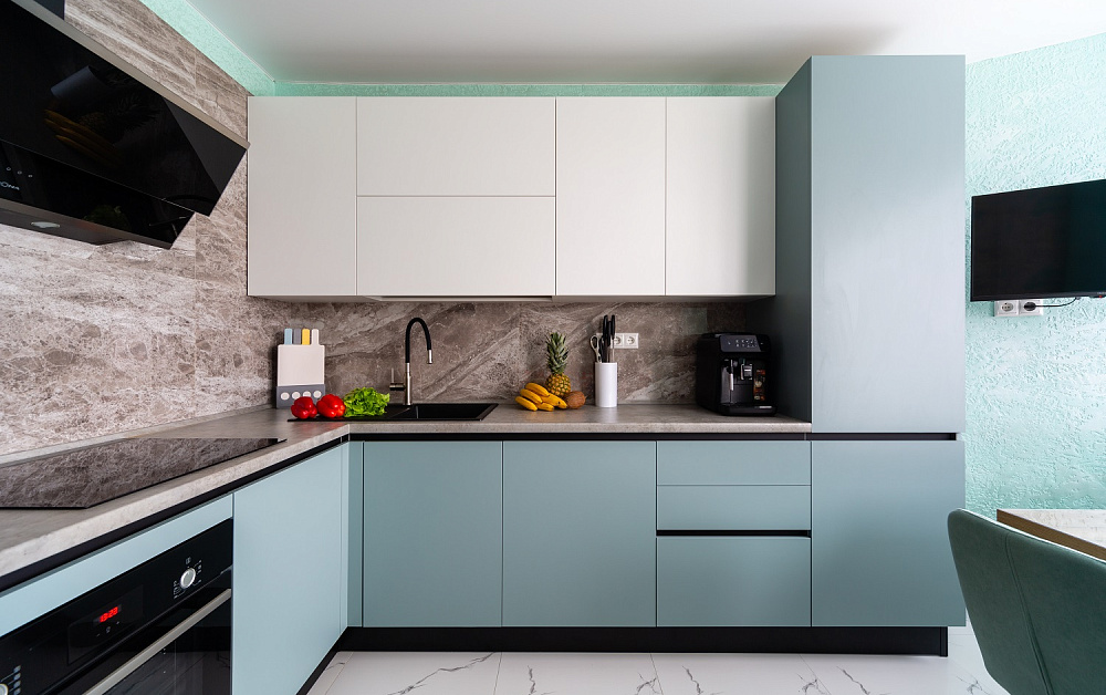 Нежно-голубая кухня в минималистичном интерьере