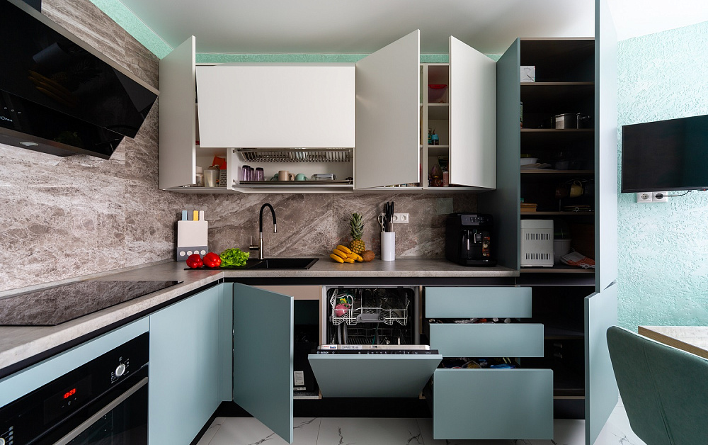 Нежно-голубая кухня в минималистичном интерьере