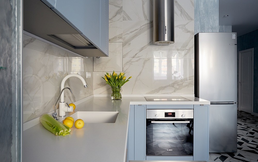 Небесно-голубая кухня с фрезеровкой и диагональными линиями