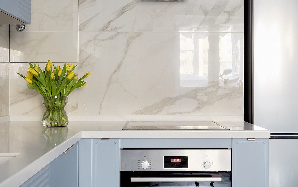 Небесно-голубая кухня с фрезеровкой и диагональными линиями