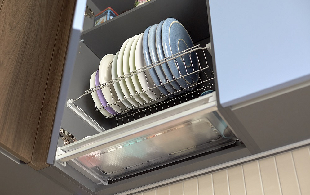 Природная кухня с вертикальной фрезеровской на фасадах