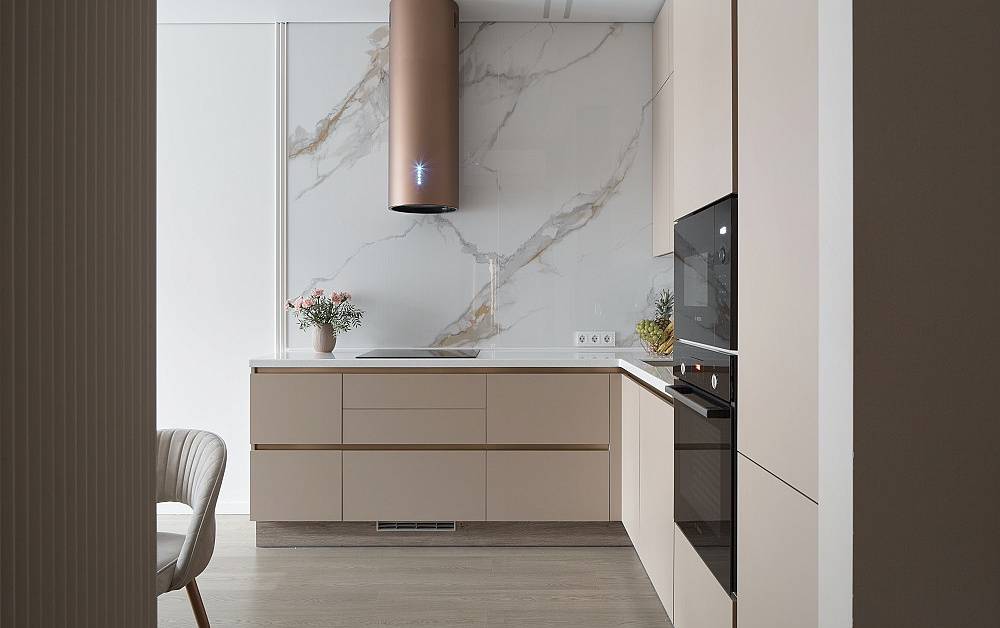 Нежная кухня с продуманным хранением