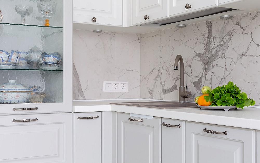 Кухня под потолок во французском стиле