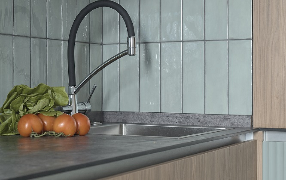 Шелфейно-древесная кухня с открытым хранением