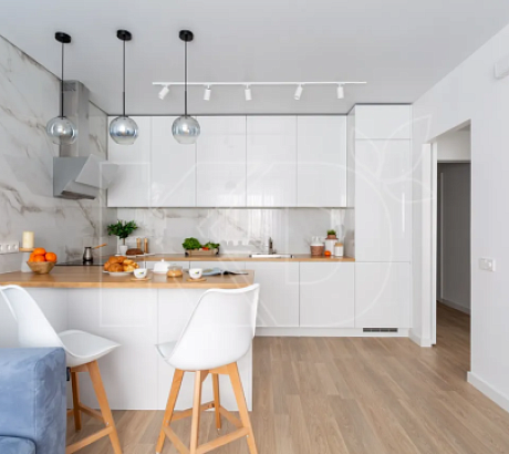 Белая кухня до потолка