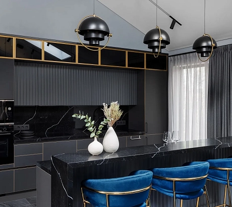 Брутальная чёрная кухня с золотыми деталями