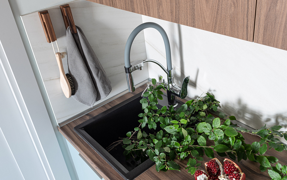 Акцентная Г-образная кухня под потолок