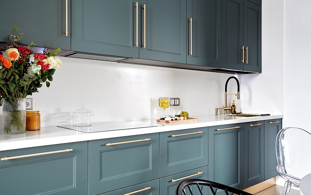 Кухня в английском стиле под потолок