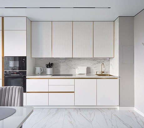 Белоснежная кухня с золотой фурнитурой