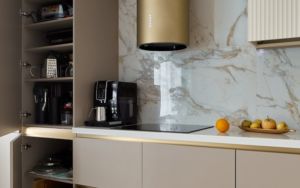 Роскошная песочная кухня с мраморно-золотыми акцентами