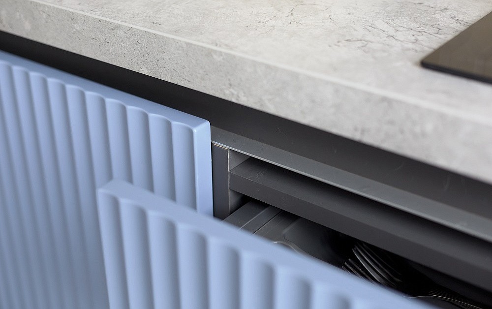 Природная кухня с вертикальной фрезеровской на фасадах