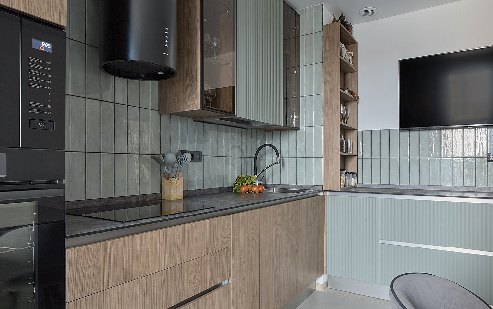 Шелфейно-древесная кухня с открытым хранением