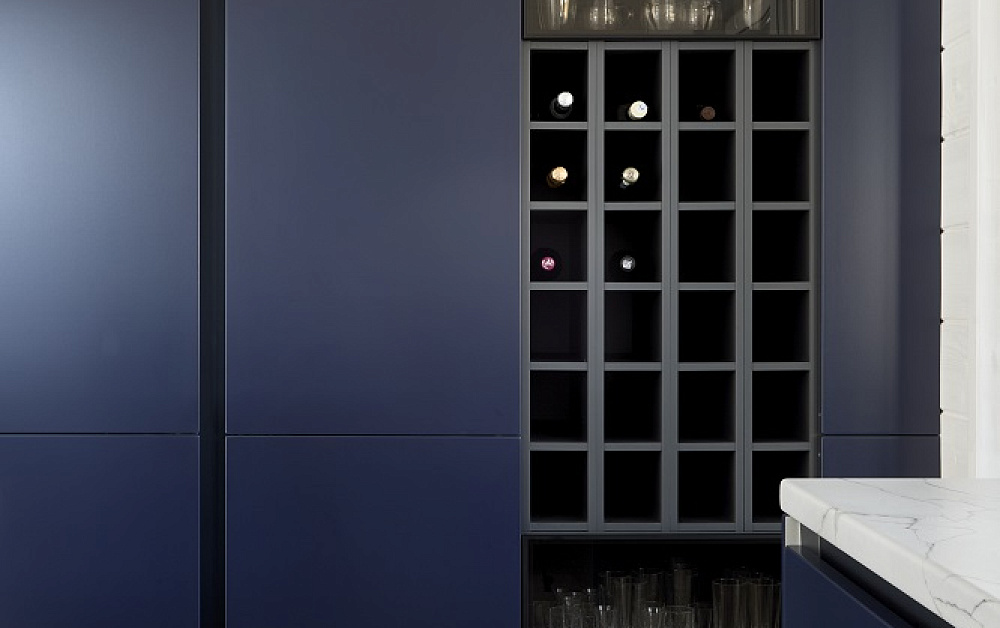 Бело-синяя кухня для гонщика Никиты Шикова