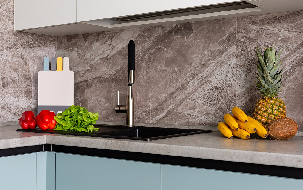 Нежно-голубая кухня в минималистичном интерьере