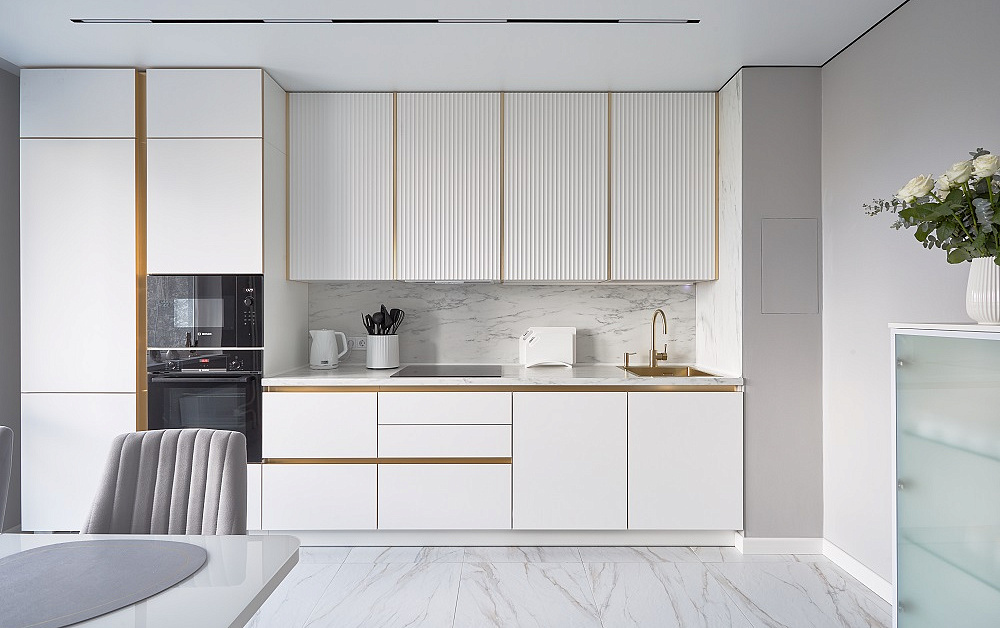 Белоснежная кухня с золотой фурнитурой