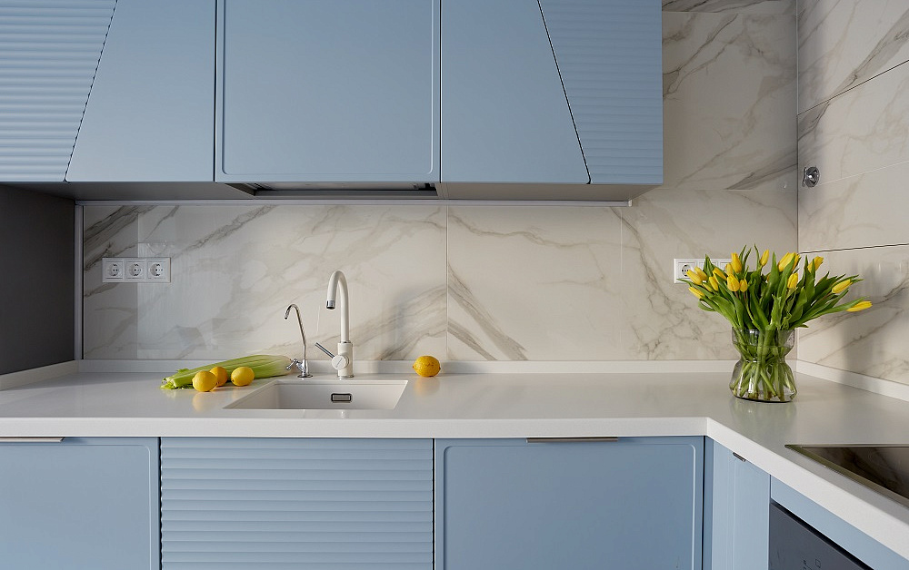 Небесно-голубая кухня с фрезеровкой и диагональными линиями