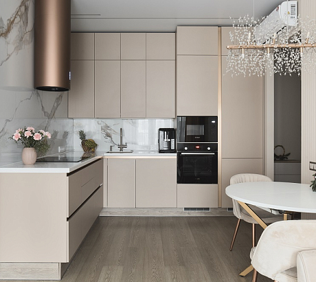 Нежная кухня с продуманным хранением