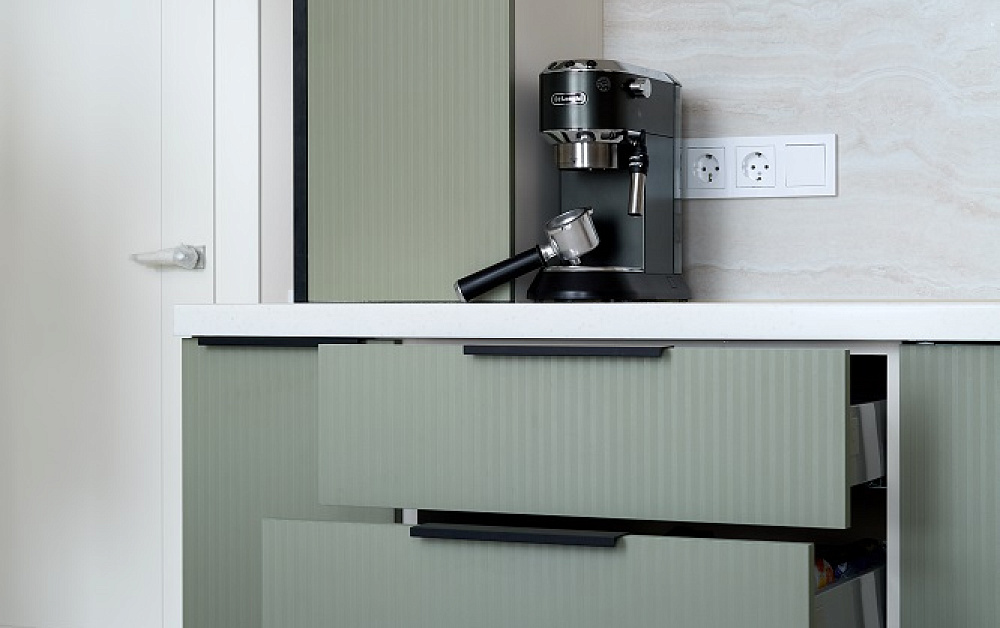 Кухня с фасадами с эффектом плиссировки