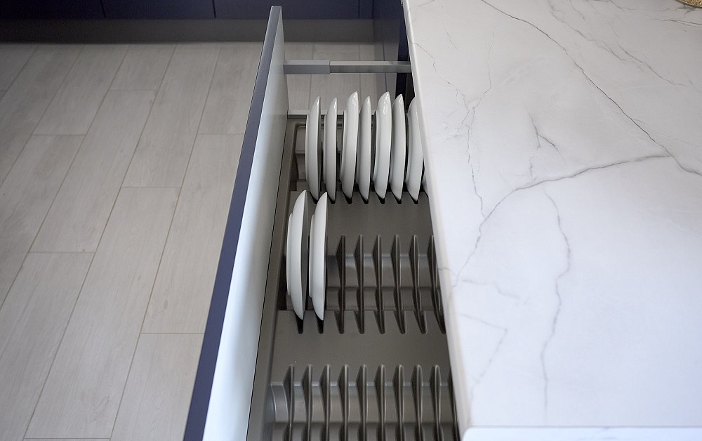 Бело-синяя кухня для гонщика Никиты Шикова