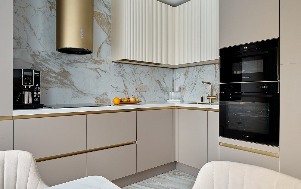 Роскошная песочная кухня с мраморно-золотыми акцентами
