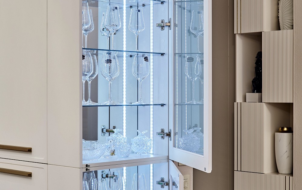 Пудрово-белоснежная П-образная кухня