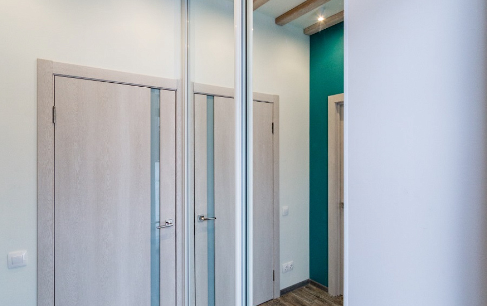 Зеркальный шкаф-купе