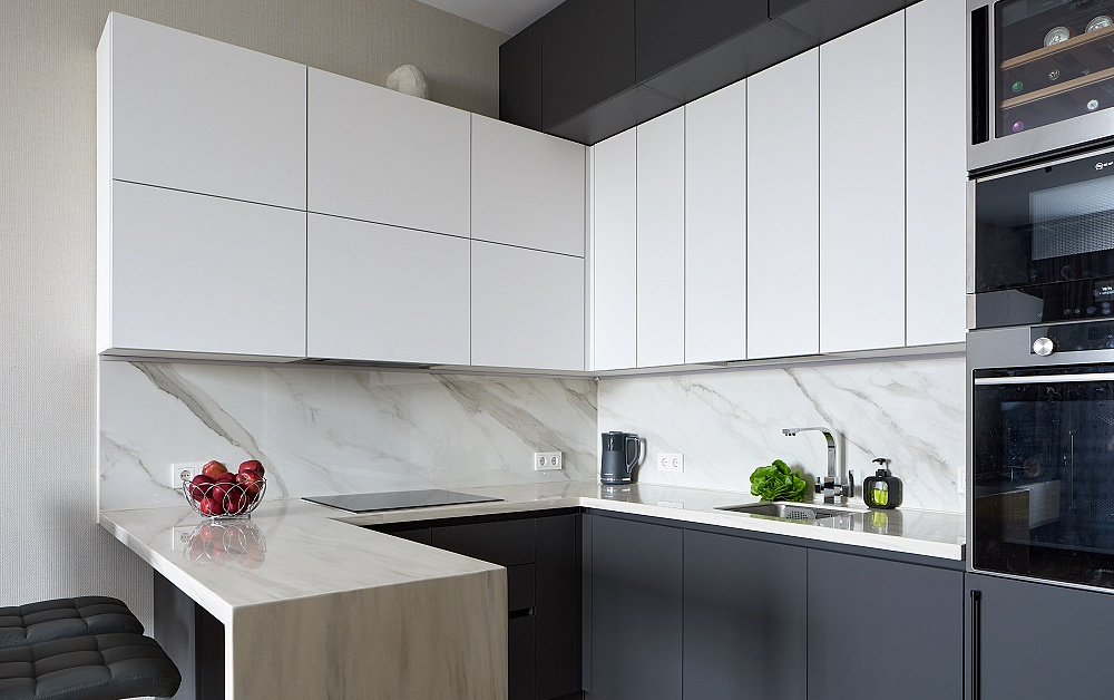 Вечная классика: бело-серая П-образная кухня