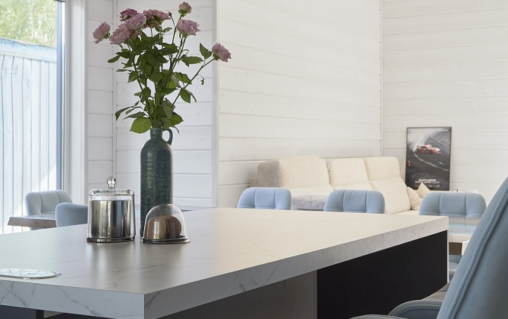 Бело-синяя кухня для гонщика Никиты Шикова