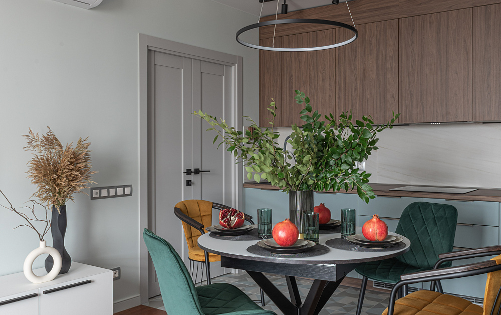 Акцентная Г-образная кухня под потолок