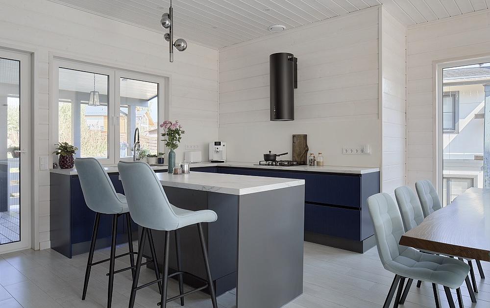 Бело-синяя кухня для гонщика Никиты Шикова