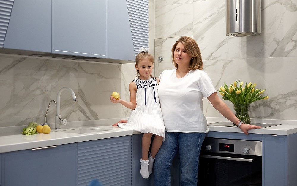 Небесно-голубая кухня с фрезеровкой и диагональными линиями