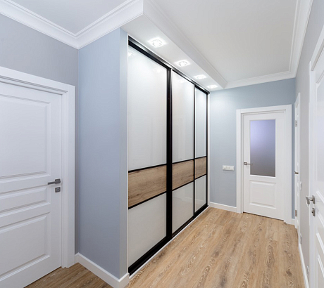 Шкафы-купе в прихожей и спальне