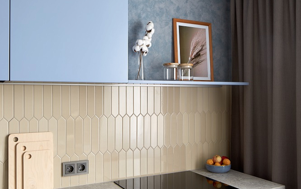 Природная кухня с вертикальной фрезеровской на фасадах