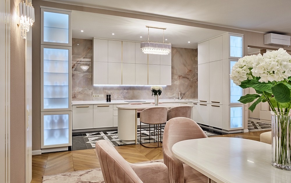 Пудрово-белоснежная П-образная кухня