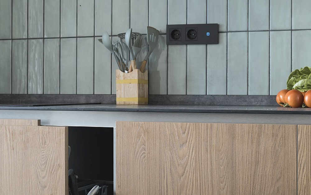 Шелфейно-древесная кухня с открытым хранением