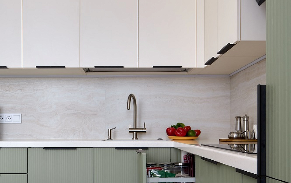 Кухня с фасадами с эффектом плиссировки