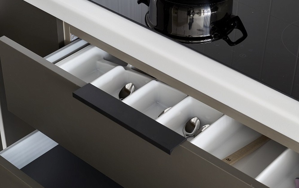 Большая П-образная графитово-белая кухня