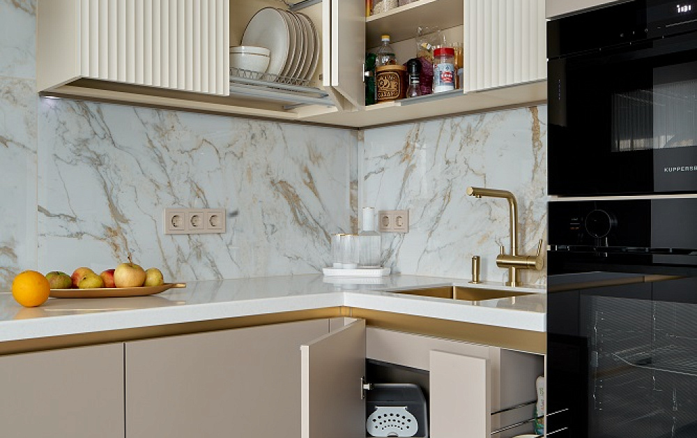 Роскошная песочная кухня с мраморно-золотыми акцентами