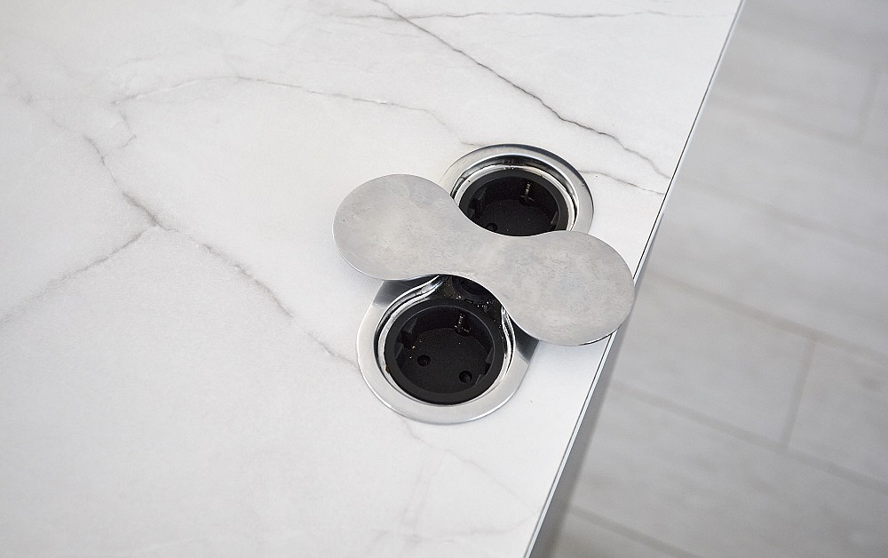 Бело-синяя кухня для гонщика Никиты Шикова