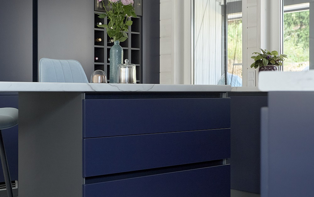 Бело-синяя кухня для гонщика Никиты Шикова