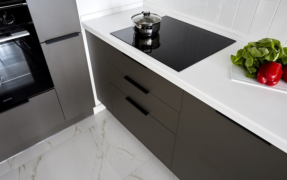 Большая П-образная графитово-белая кухня
