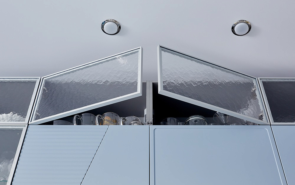 Небесно-голубая кухня с фрезеровкой и диагональными линиями